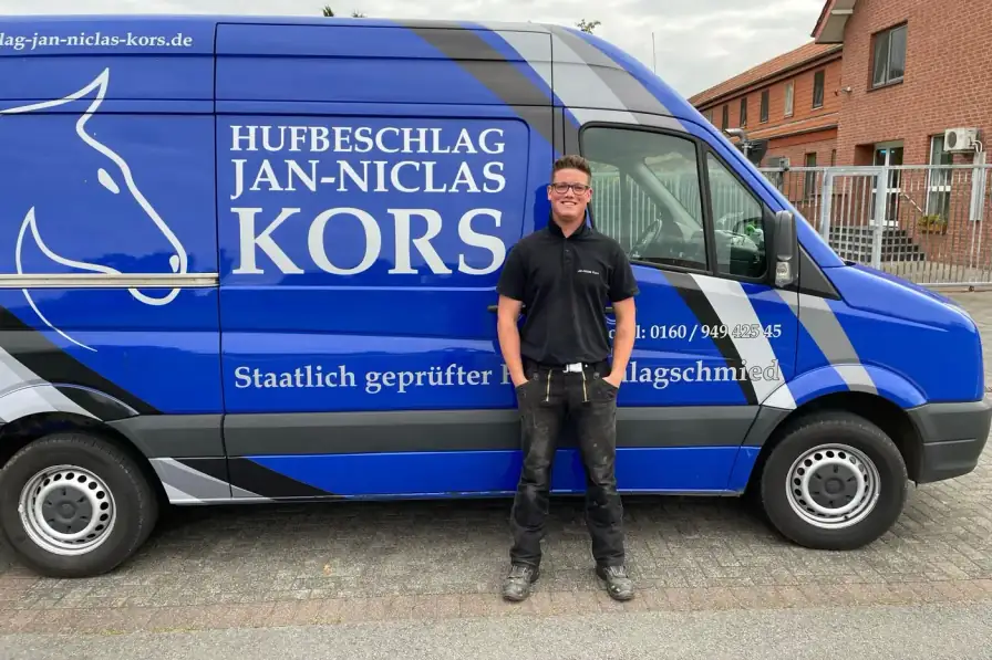 Jan-Niclas Kors vor seinem Service-Fahrzeug